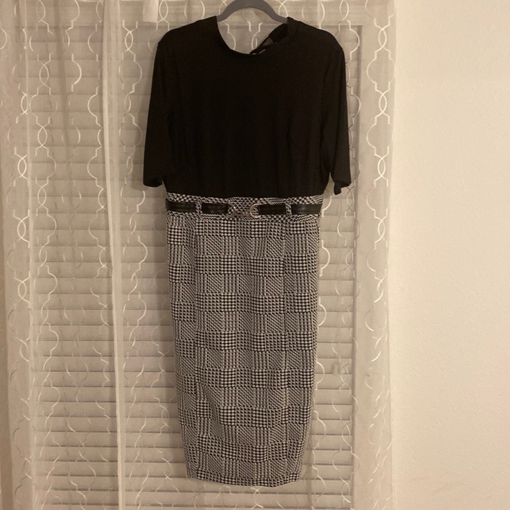 Never worn dress, below knee, tag still on it